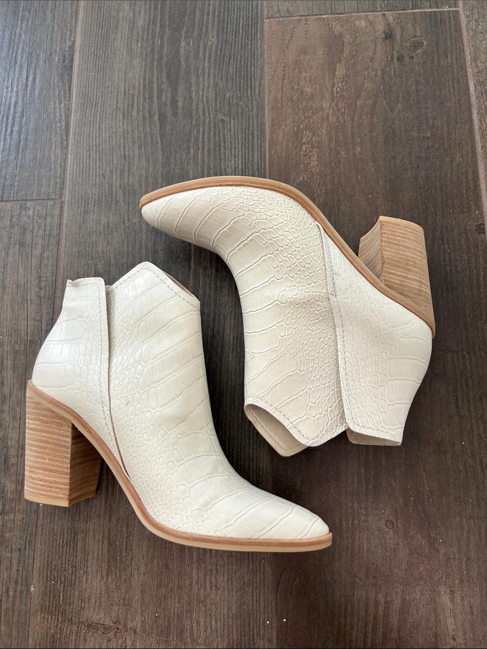 Dolce Vita Women’s Cream Croc-Embossed Snakeskin Ankle Boots Size 9
